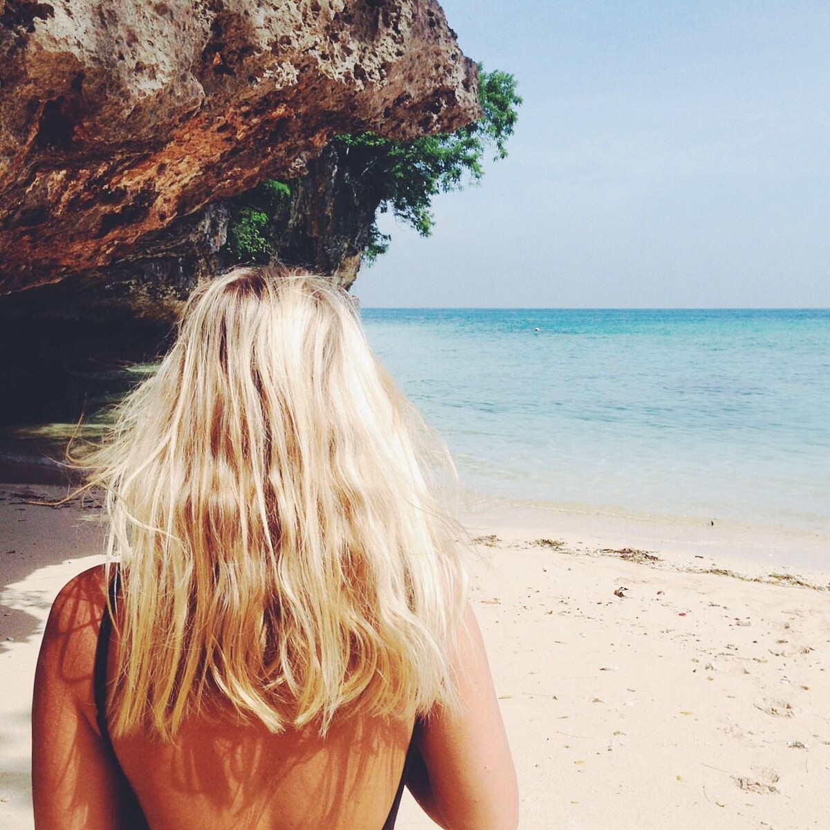 Фото блондинка на море без лица со спины