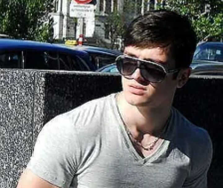  38884811  Artur, 22 ,    
