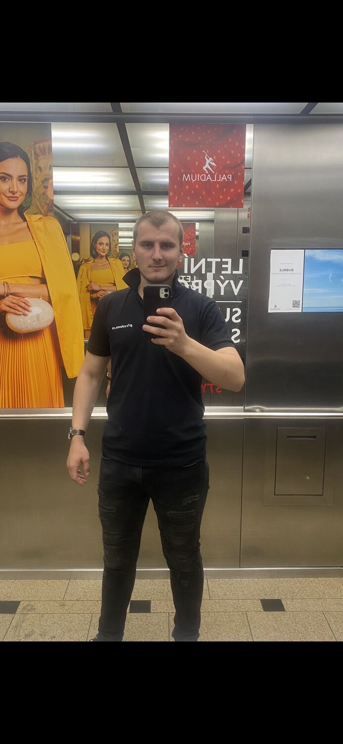  46498111  Ivan, 25 ,    Praha