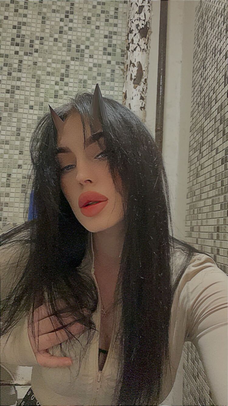  ,   Anastasia, 22 ,   c 