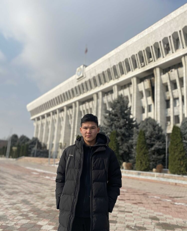  22027871  Alikhandro, 24 ,    