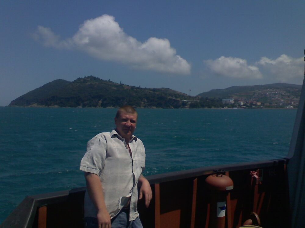  7040181  Konstantin, 44 ,    