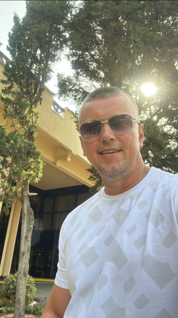 ,   Neznakomec, 43 ,   ,   