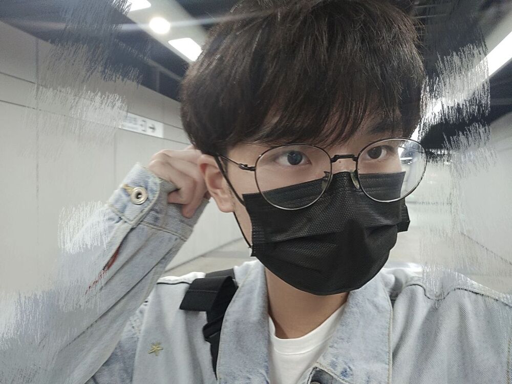  24339401  YIbo, 24 ,    