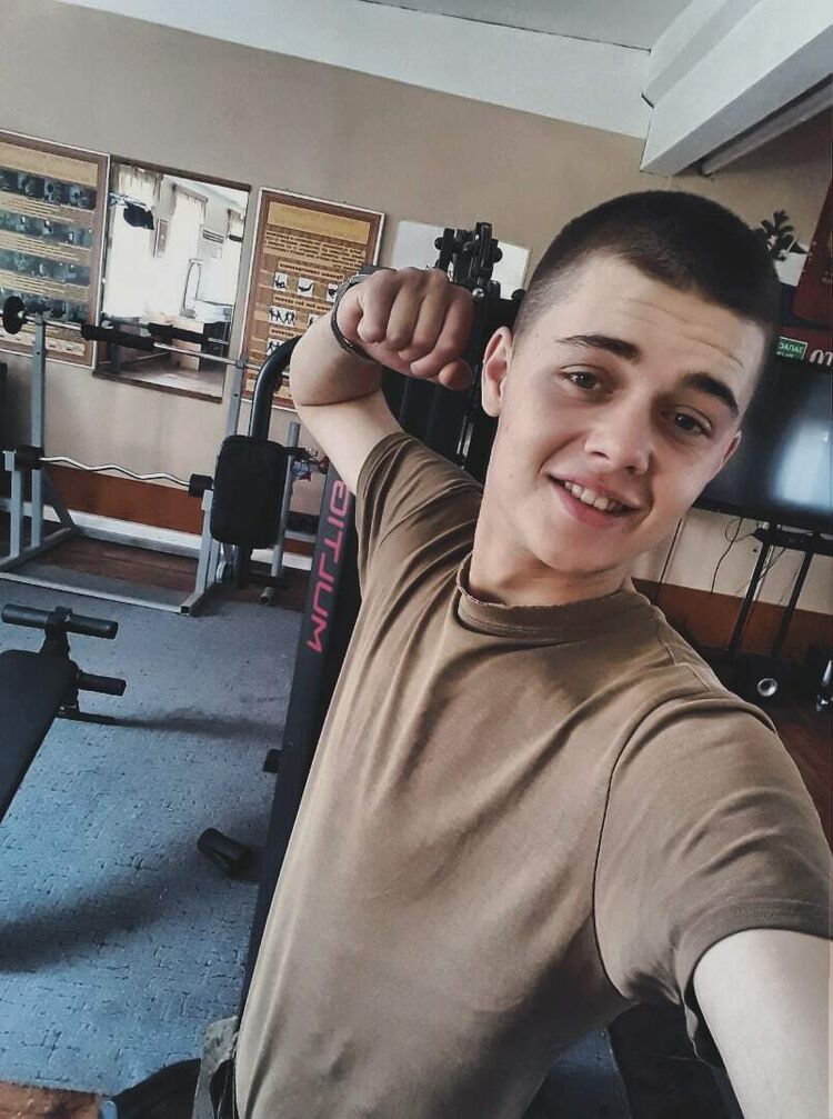  28024541  Vladislav, 22 ,    
