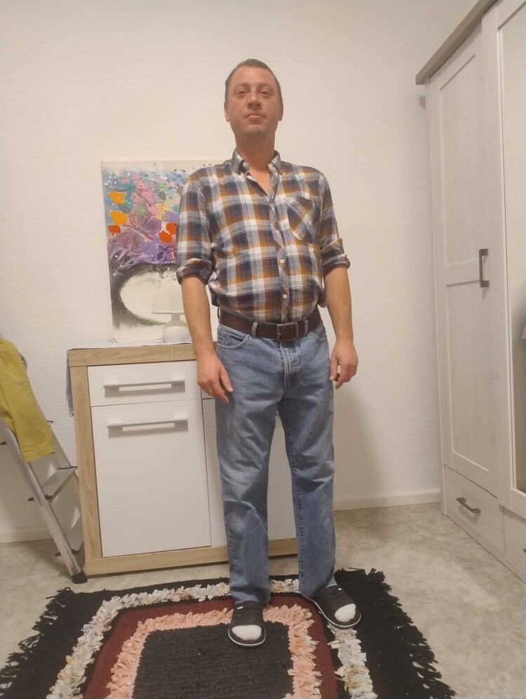  46816901  Adam, 40 ,    
