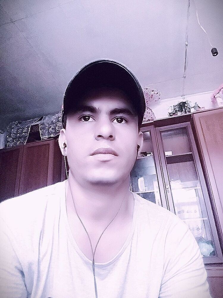  20681091  Manuchehr, 25 ,    