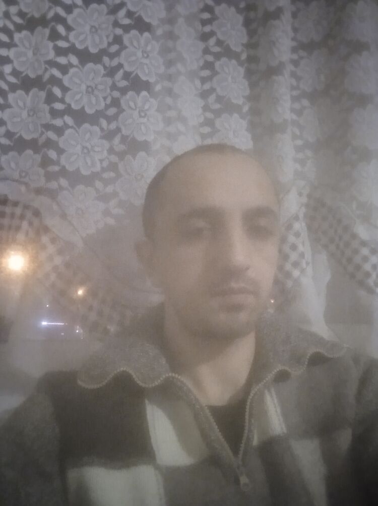  32561741  Artur, 39 ,    