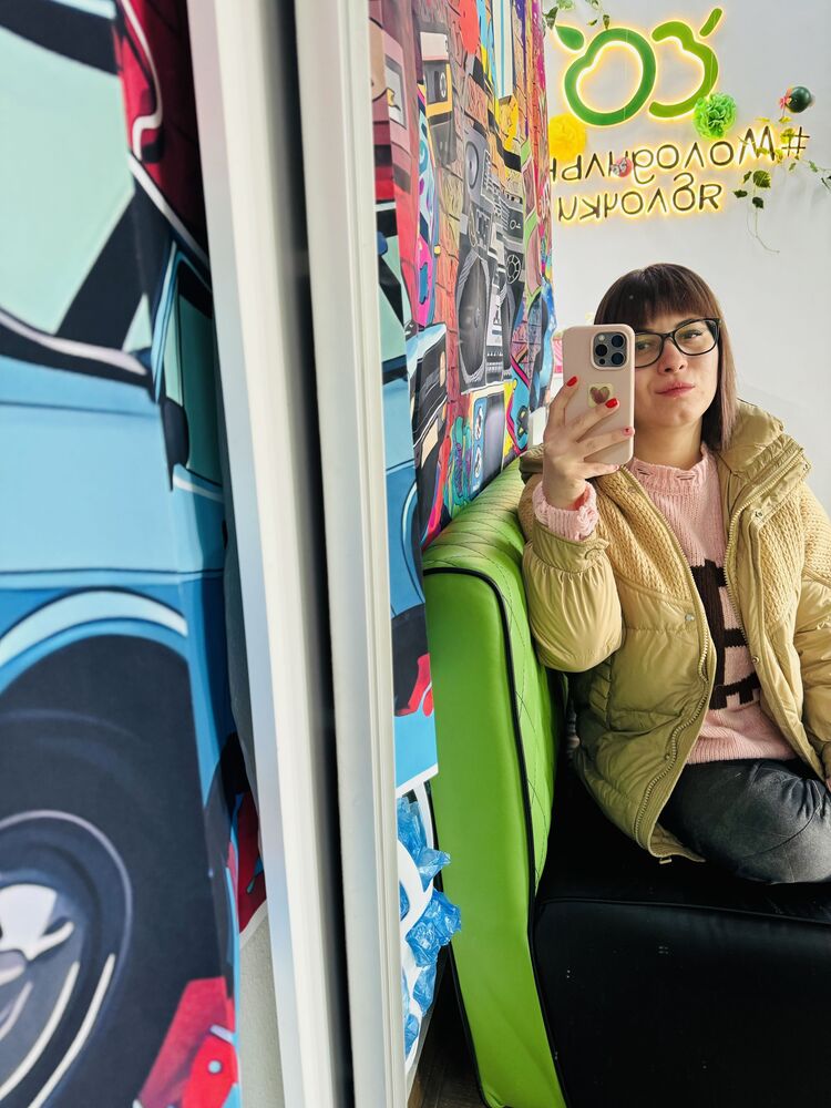  ,   Julia, 33 ,   