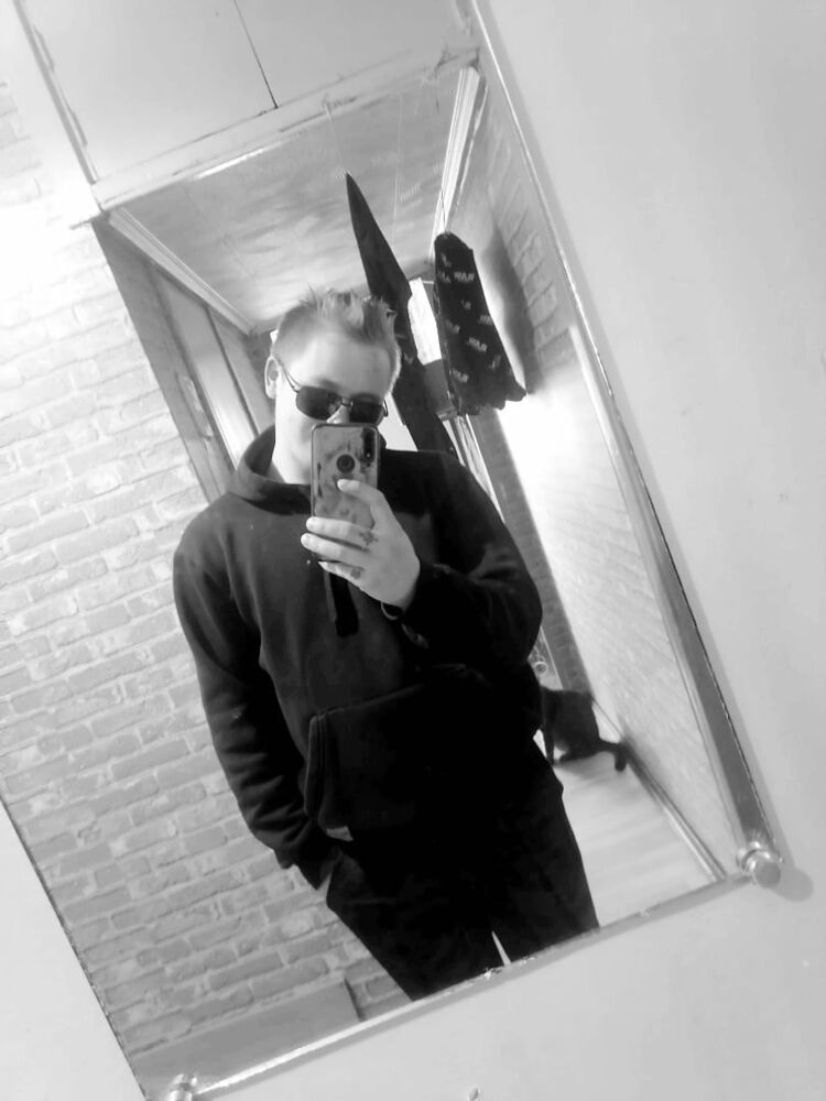  53807871  Ilay, 22 ,    