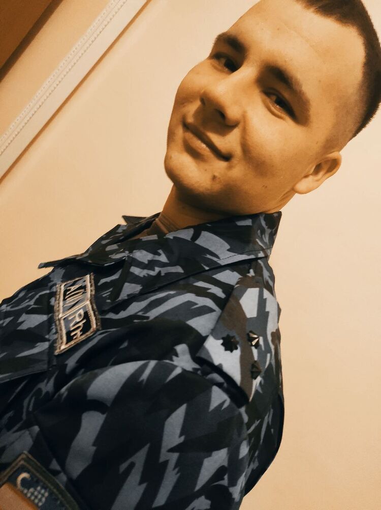  52682331  Artur, 25 ,    -