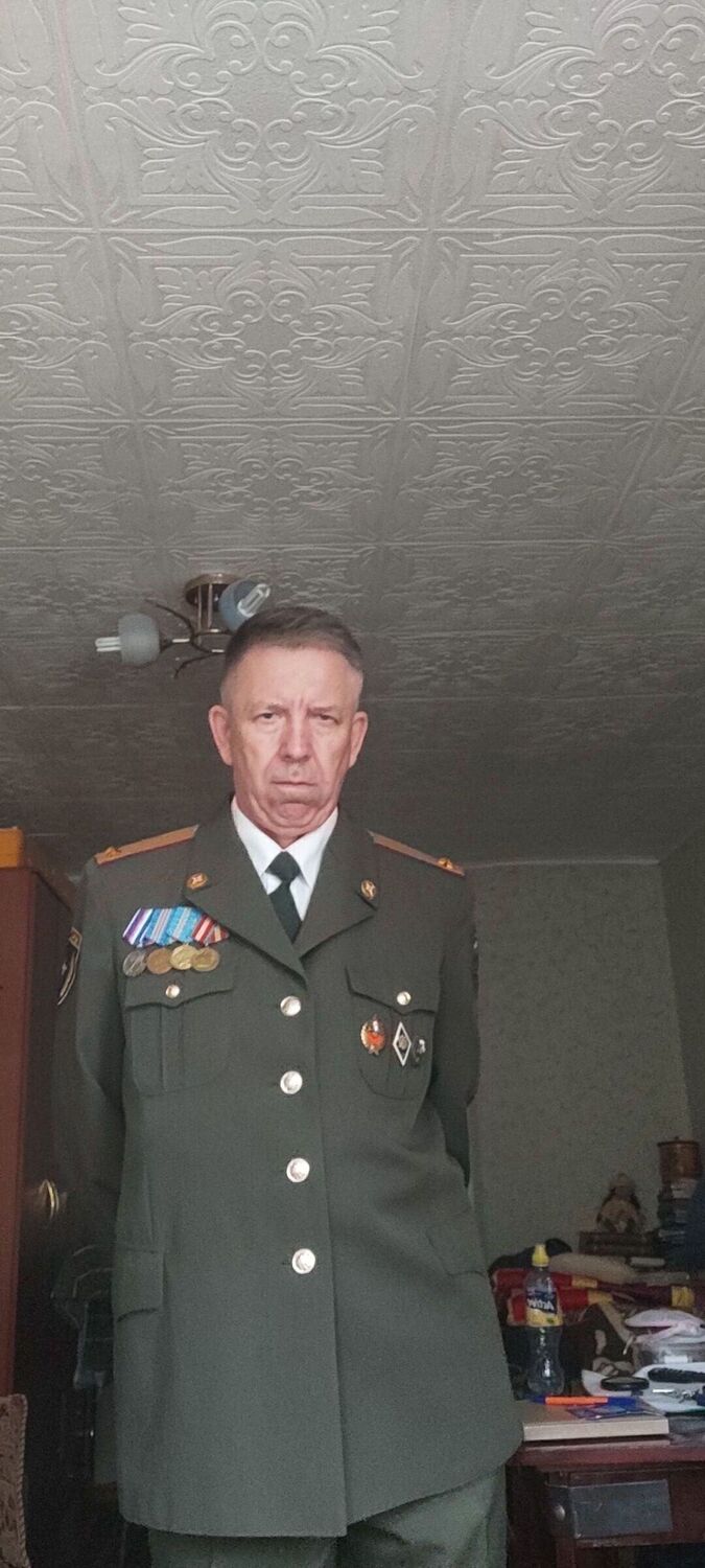  51512781  Serge, 64 ,    