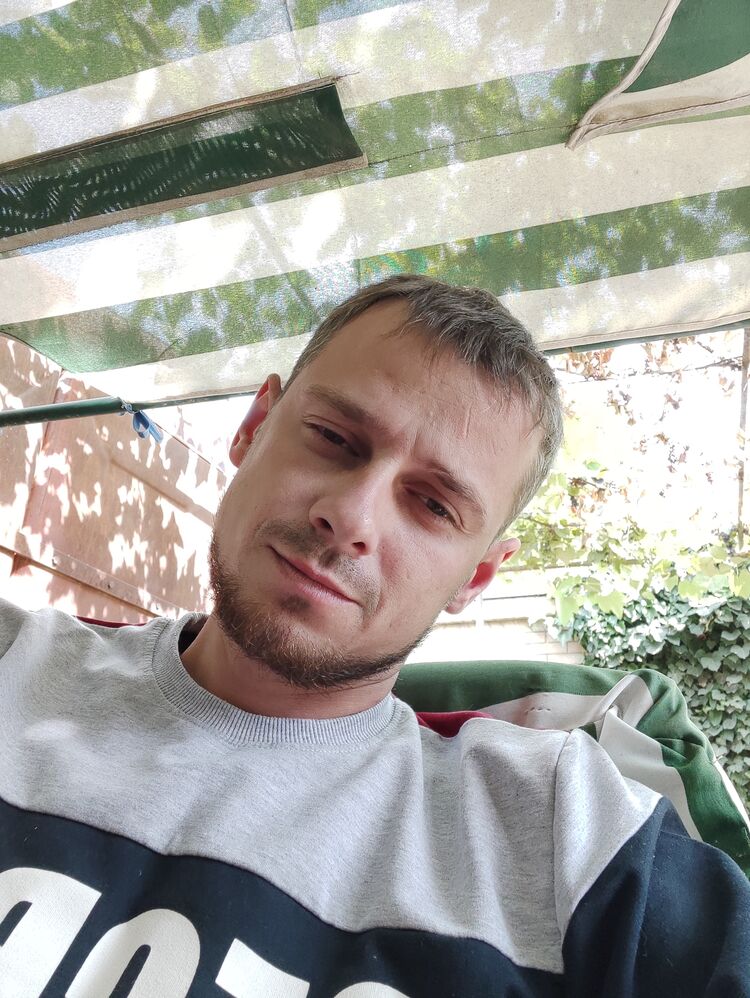  32552441  Artem, 33 ,    