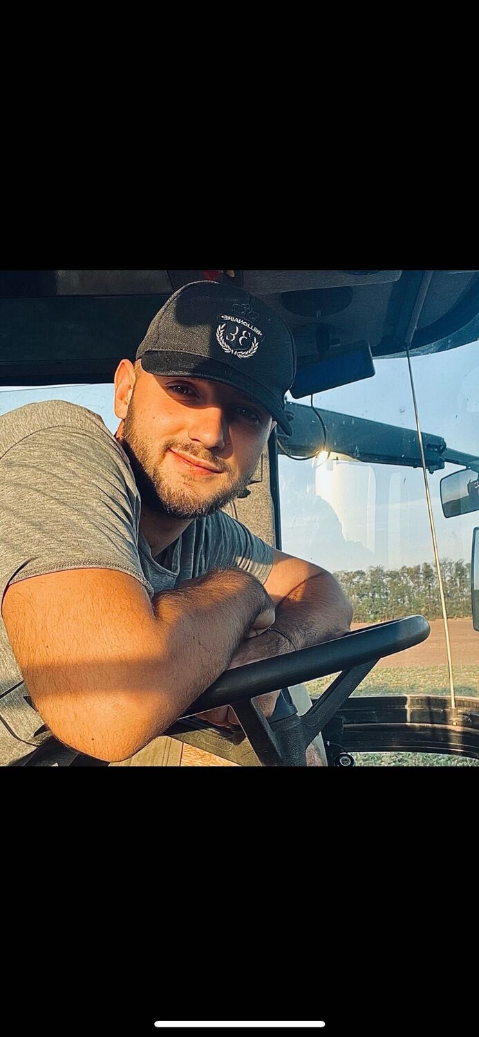  44051451  Vladimir, 28 ,    