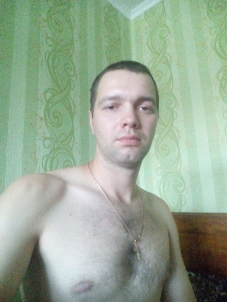  10028801  Volodymyr, 32 ,    