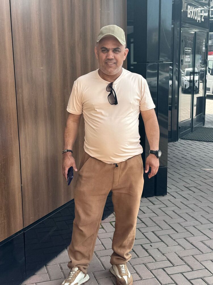  52971141  Vartan, 48 ,    