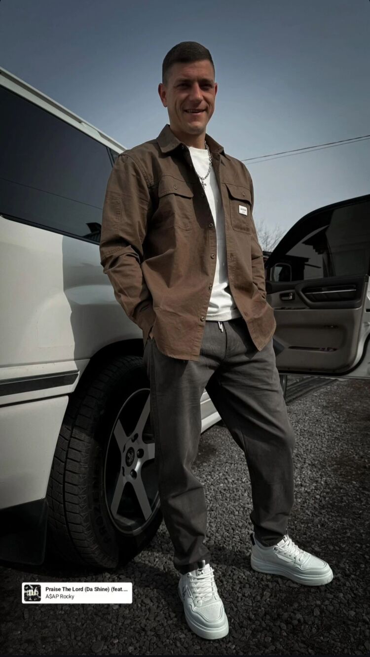  53370111  Mikhail, 32 ,    