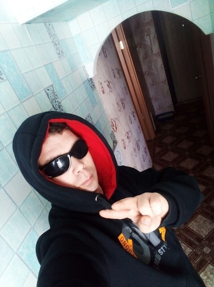  22524501  Viktor, 33 ,    