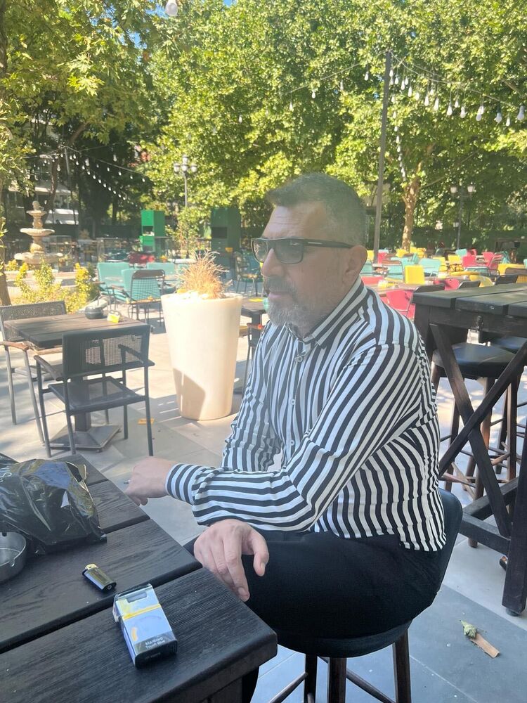  40797261  Stefan, 48 ,    Cesme