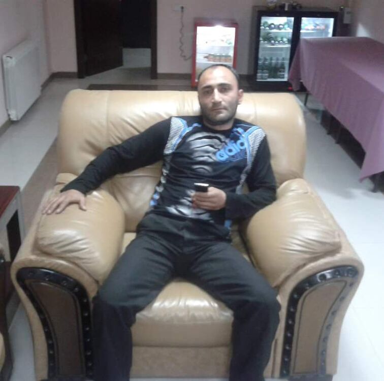  26591221  Artur, 44 ,    