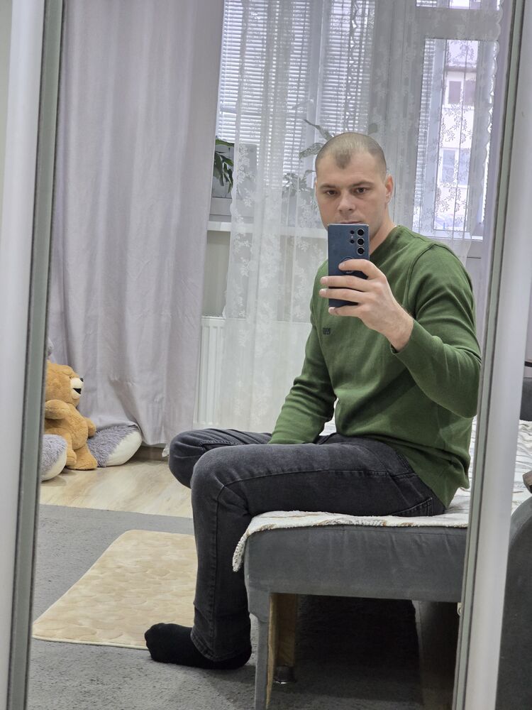  48128271  Sergiu, 31 ,    