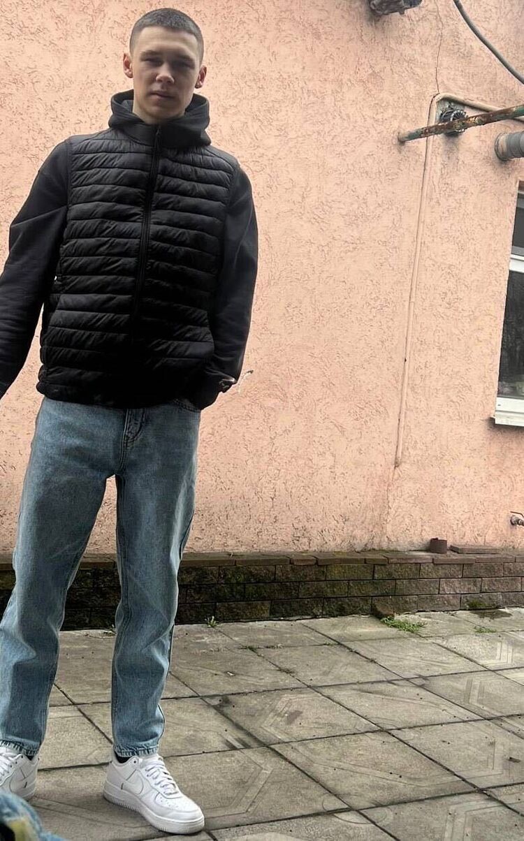  48619711  Dima, 18 ,    