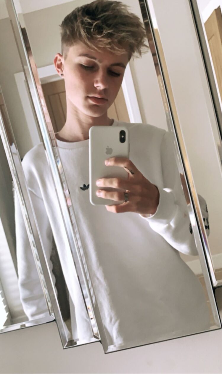 красивый парень 15 лет фото в зеркале