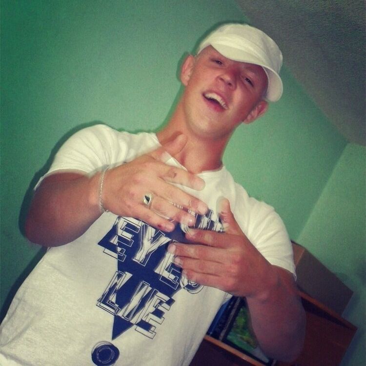  19181561  Viktor, 34 ,    