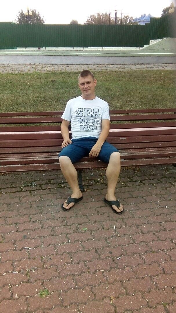  ,   Viktor, 35 ,   