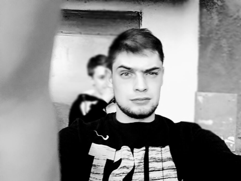 12702061  Artem, 33 ,    