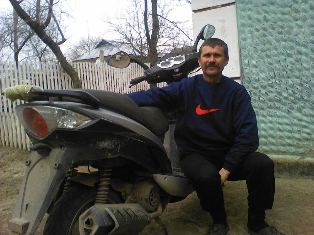  4348041  Dmitro, 52 ,    