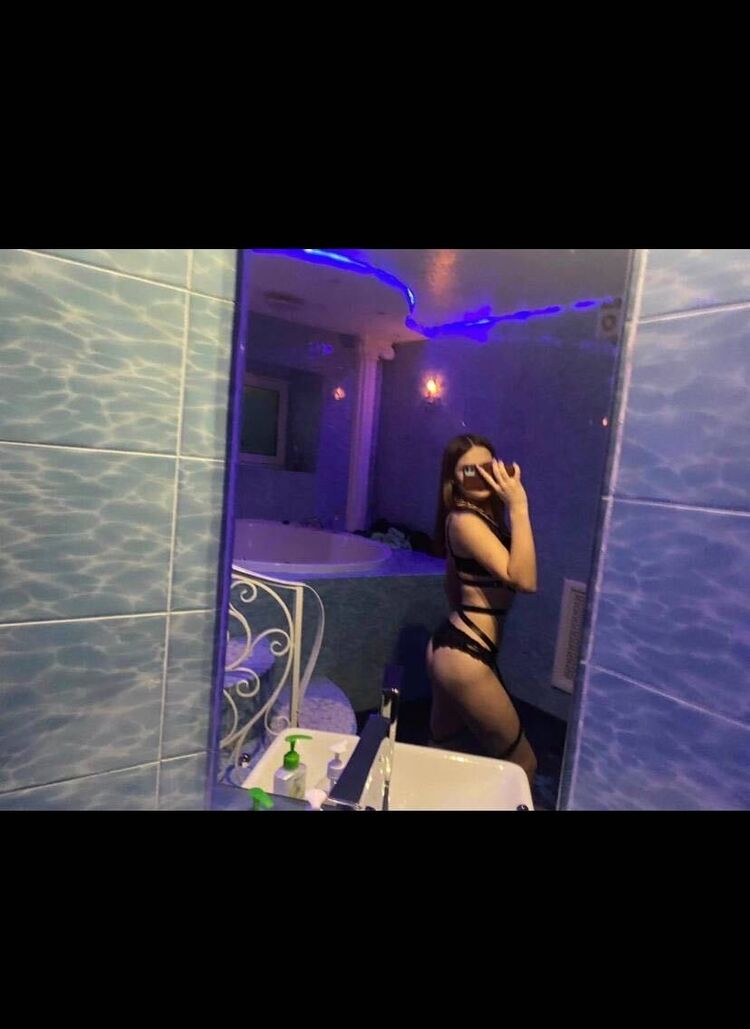  -,   Toni, 22 ,   ,   