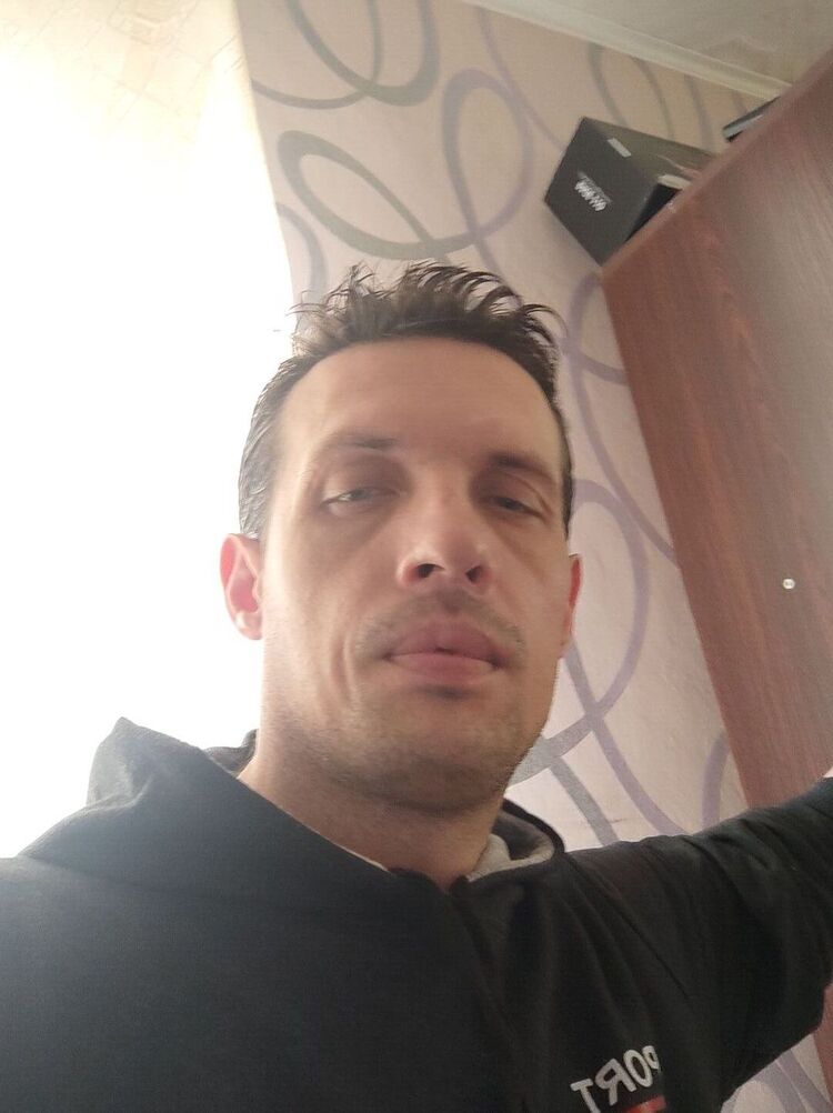  27061611  Anton, 41 ,    