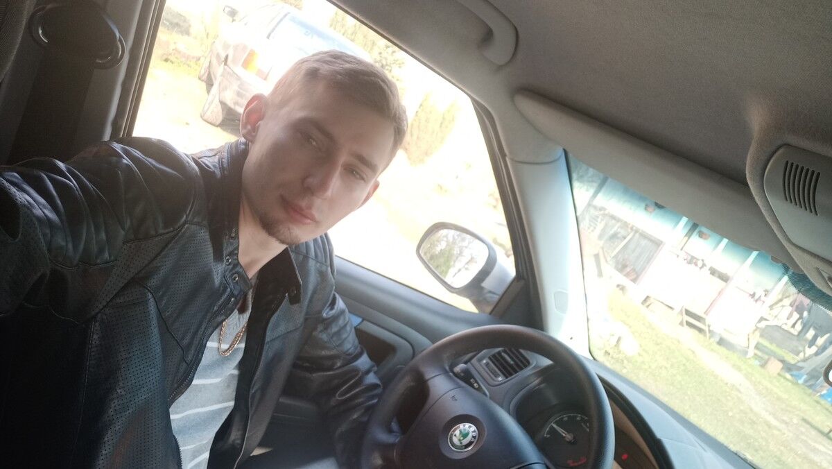  18030391  Nikolai, 31 ,    