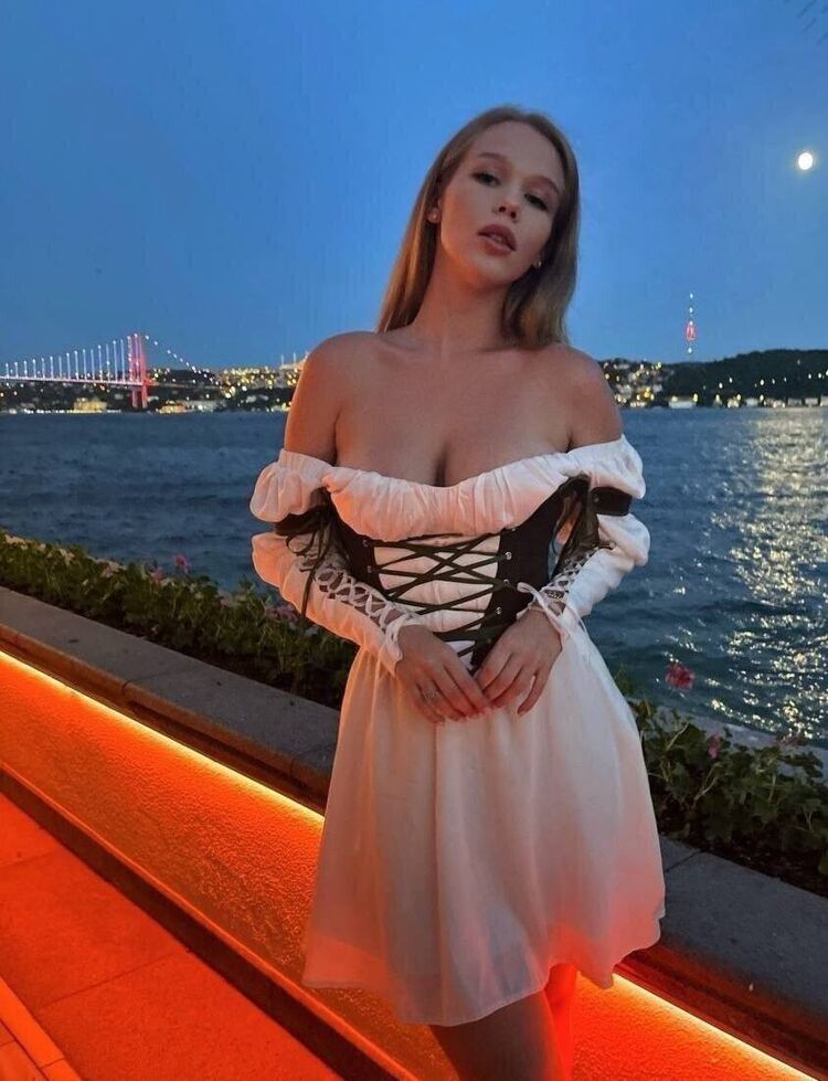  36449681  Julia, 27 ,    