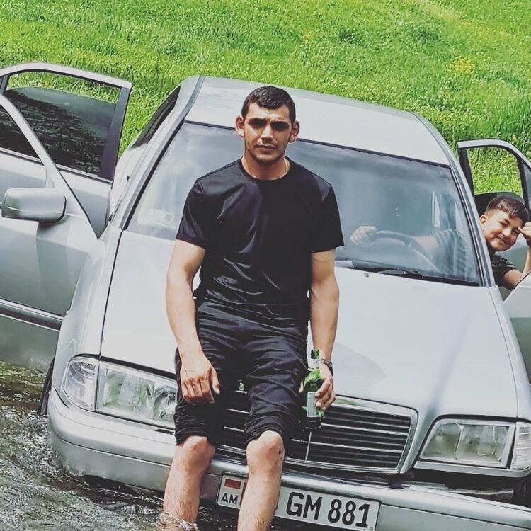  35586571  Gevor, 27 ,    