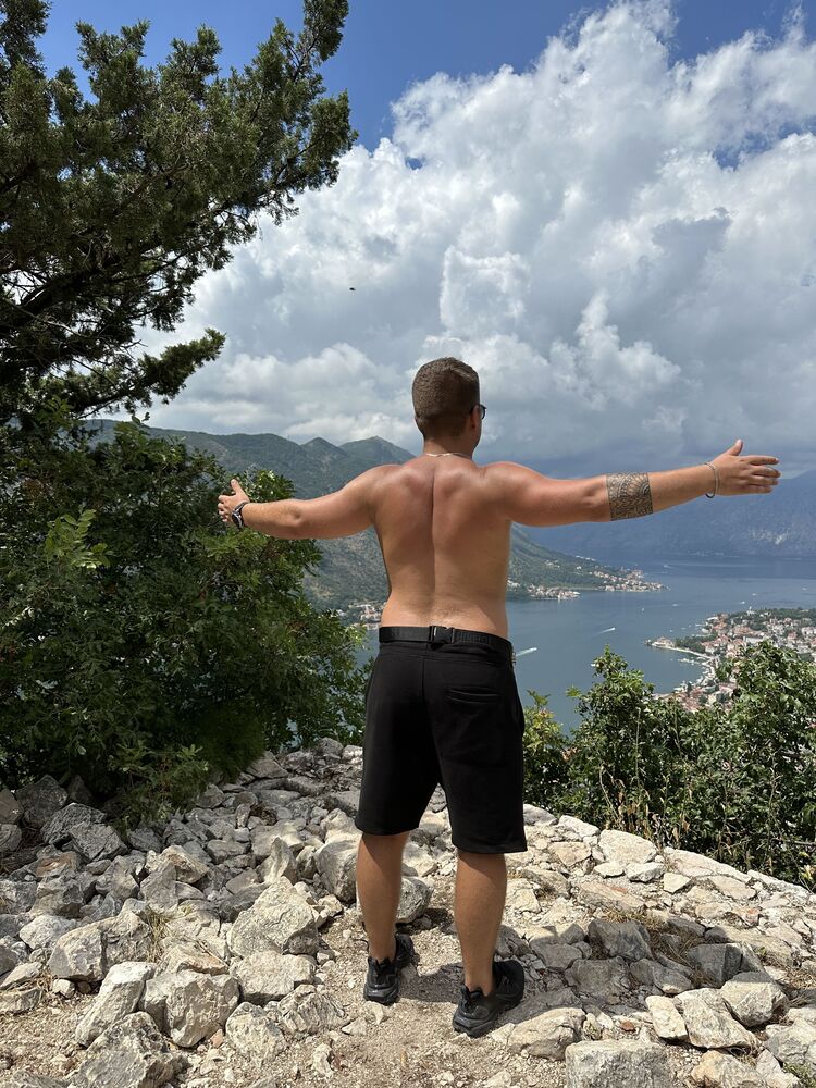  ,   Vladislav, 33 ,   ,   