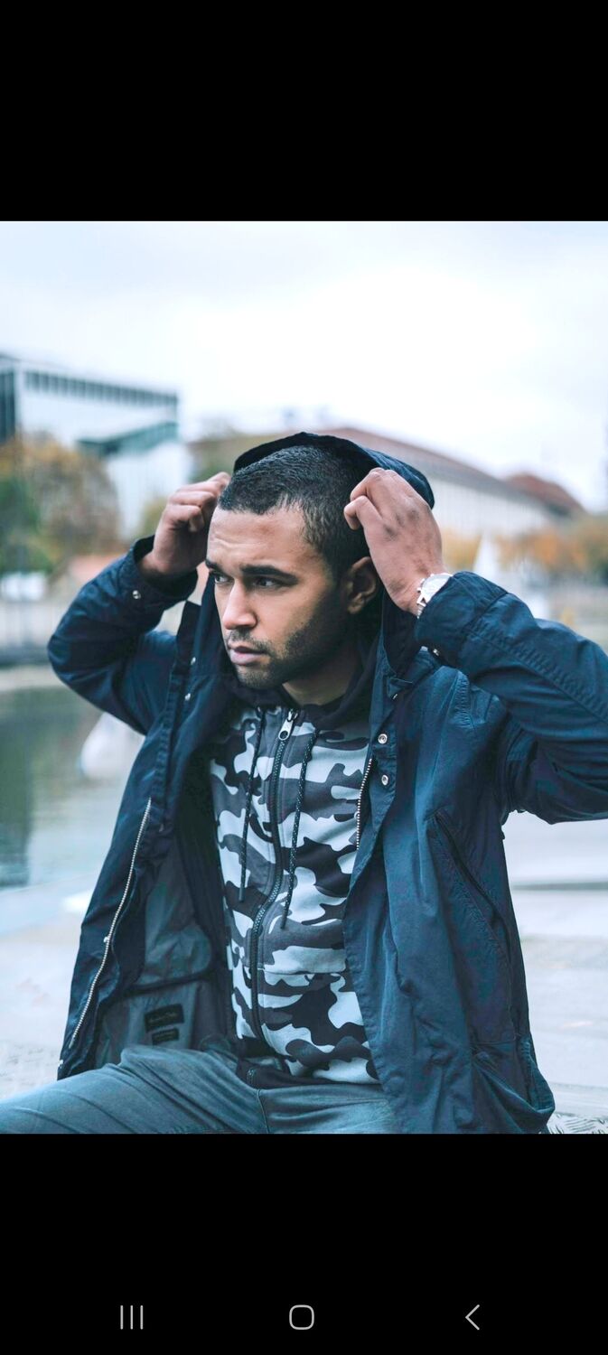  40636611  Vik, 32 ,    Romain