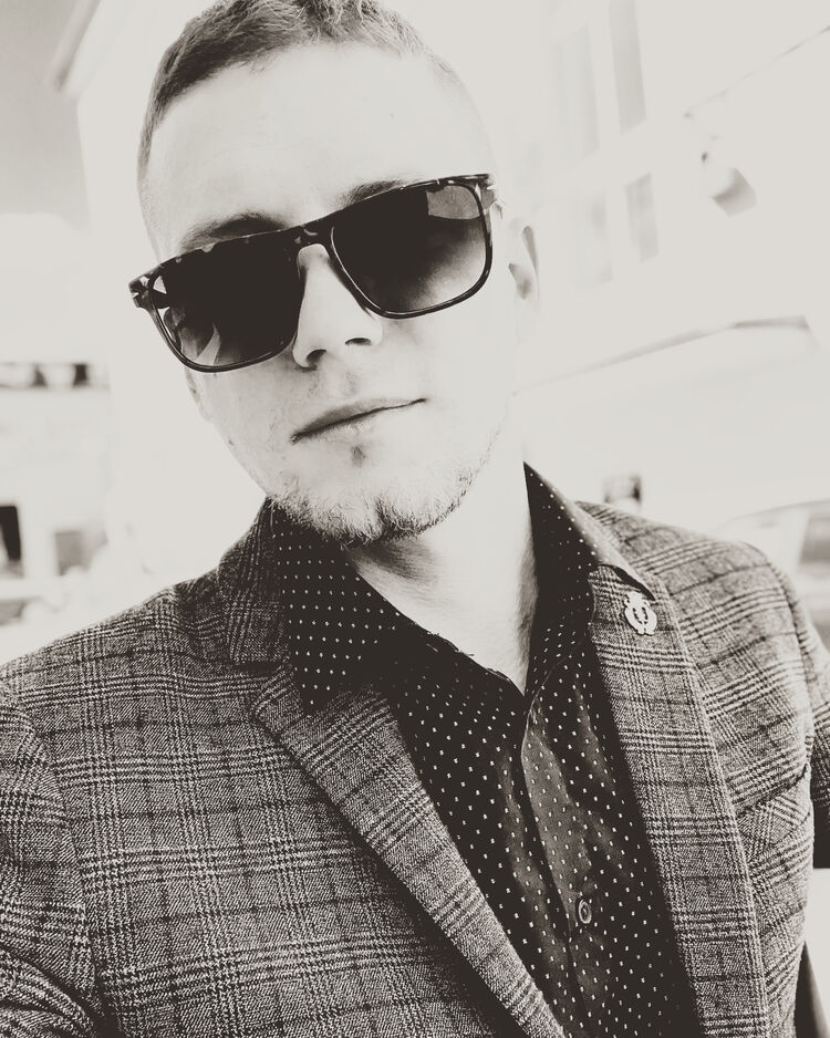  30724771  Andrej, 29 ,    