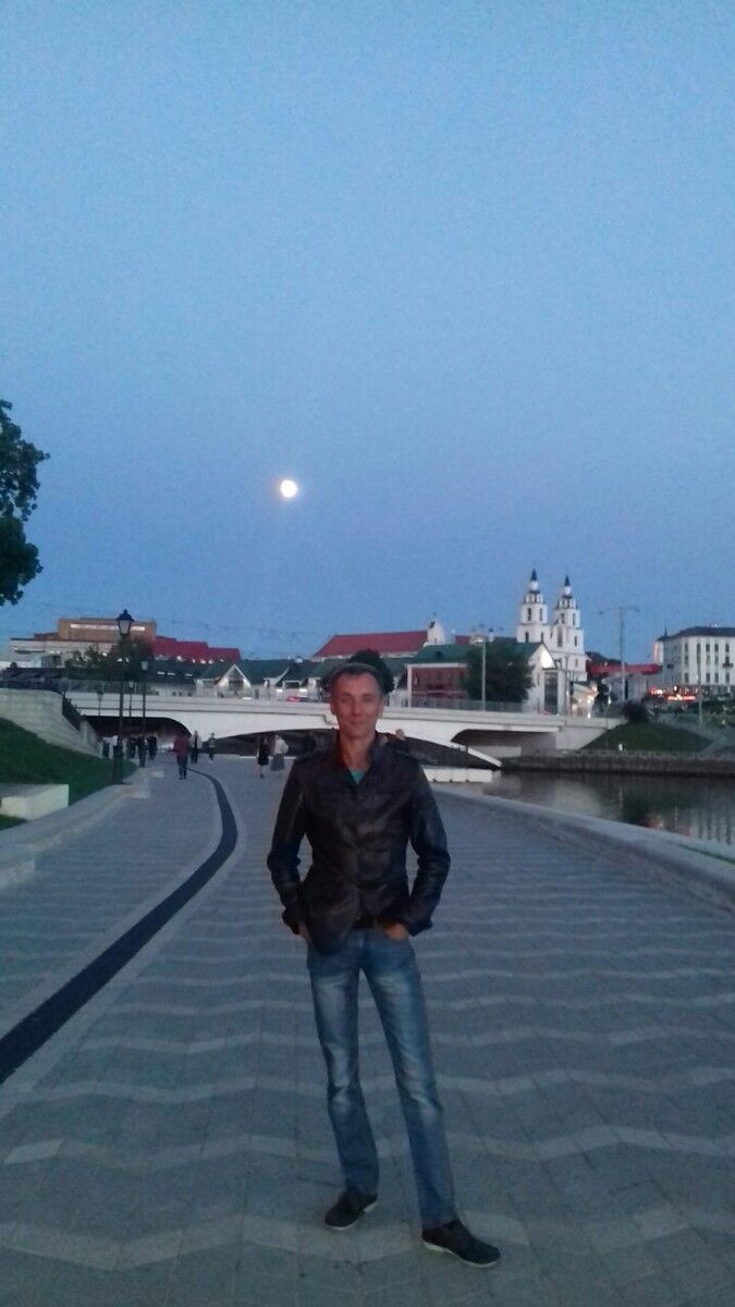  9856251  Viktor, 49 ,    