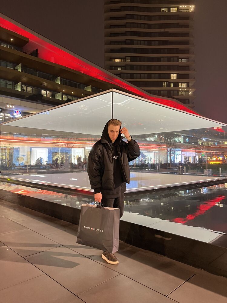 ���� 33378851 ������� Yolo, 35 ���, ���� ���������� � �����-����������