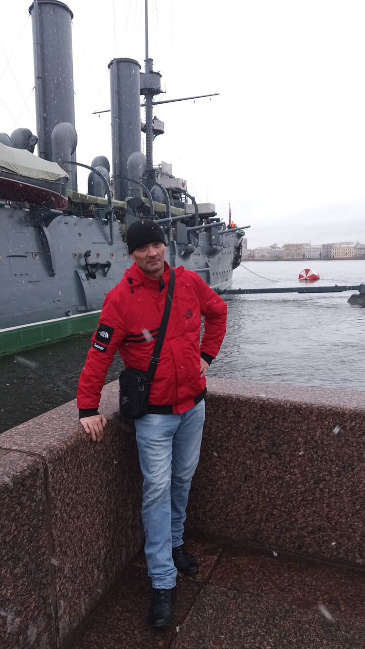  40383711  Aleksander, 42 ,    
