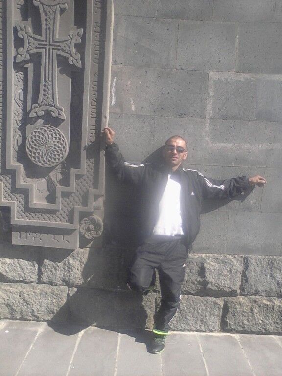  16729441  Artur, 46 ,    