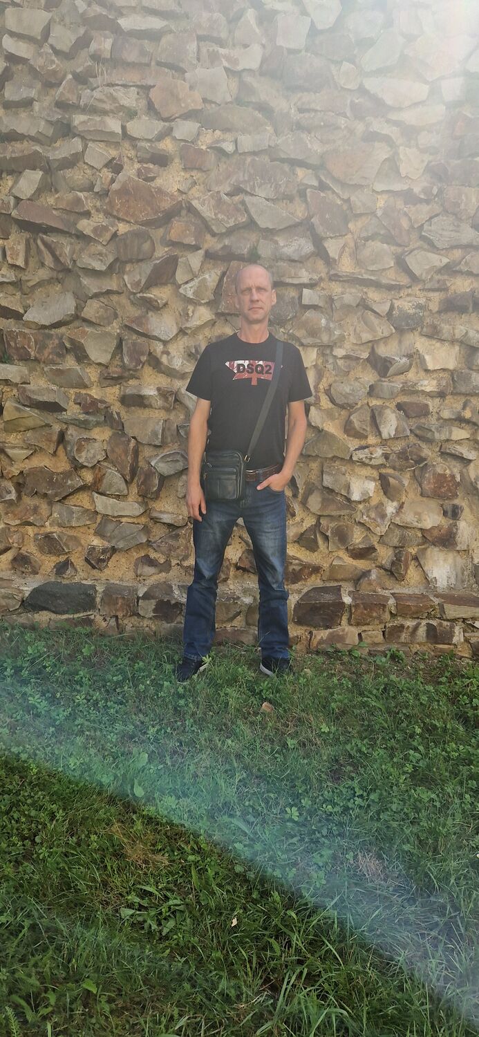  52240981  Leonid, 49 ,    