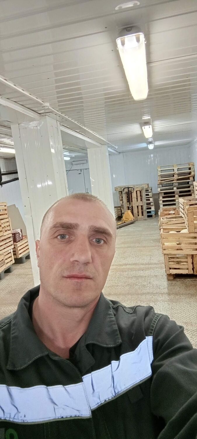  46680401  Denis, 40 ,    