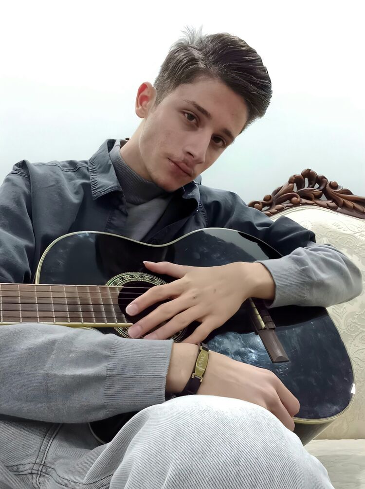  48568641  Adrian, 18 ,    