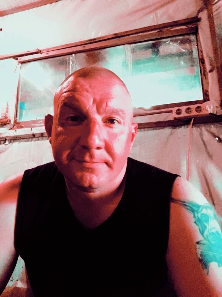  46983111  Andrew, 39 ,    -