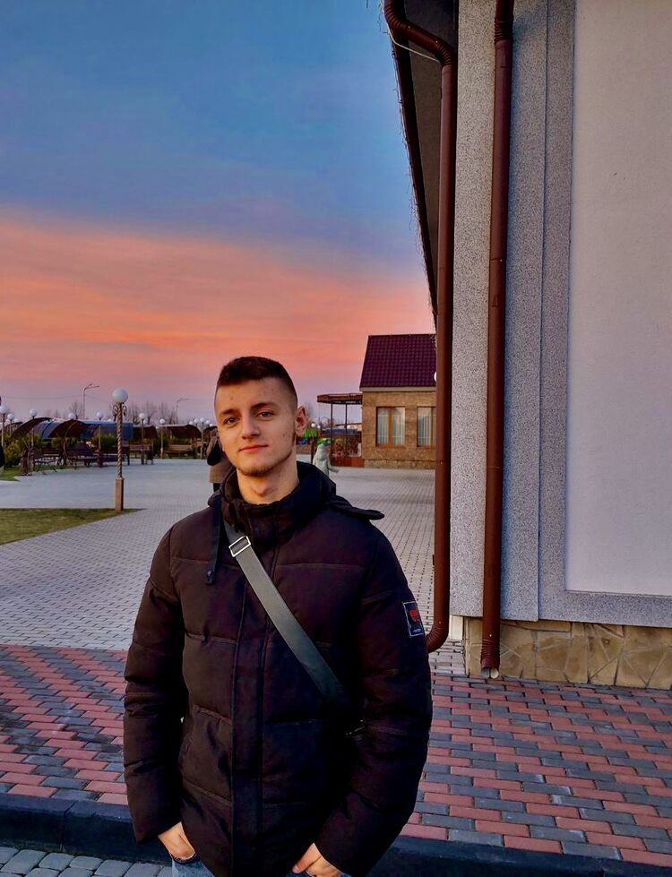  33305811  Andriu, 21 ,    -