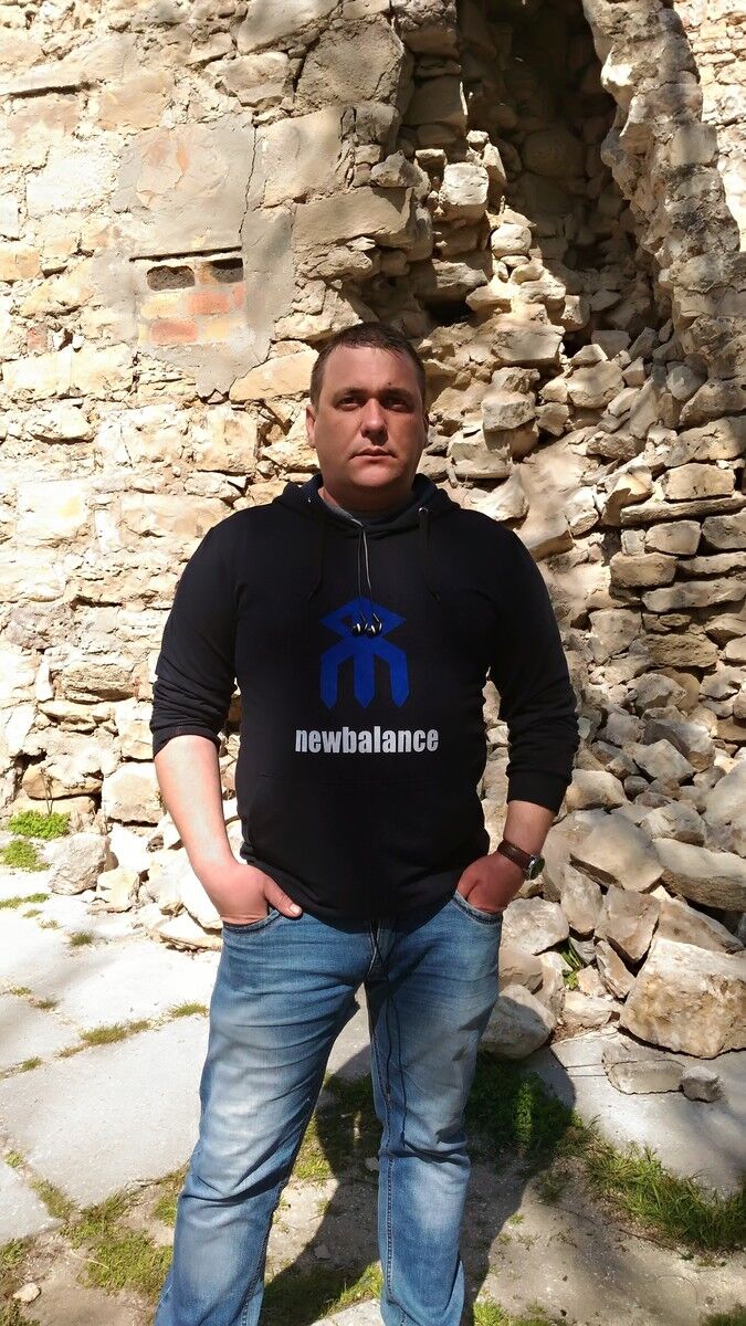  9333431  Roman, 41 ,    