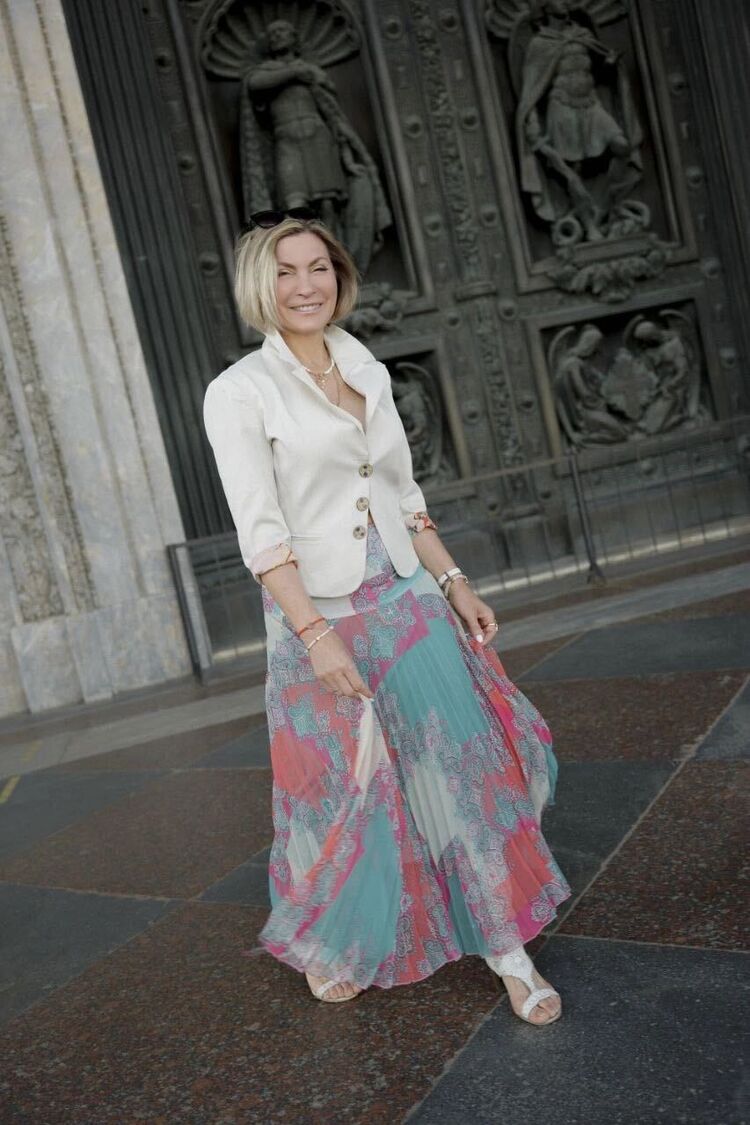  49909681  Elena, 51 ,    -